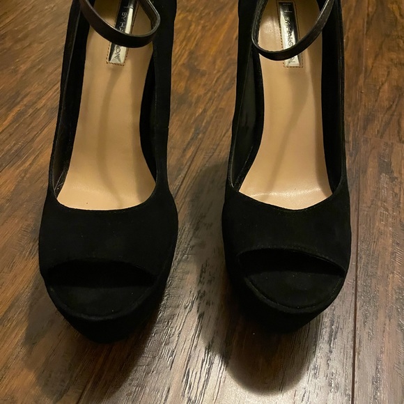 Black peep toe suede wedges by Halston Size 8 Like New - Picture 2 of 6